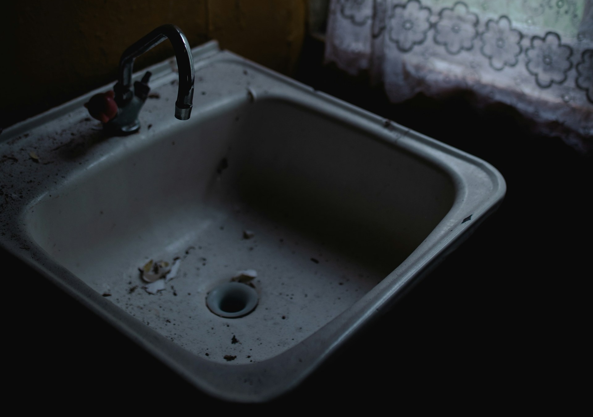 Vreemde luchtjes in huis? Zo check je je riool op verstoppingen
