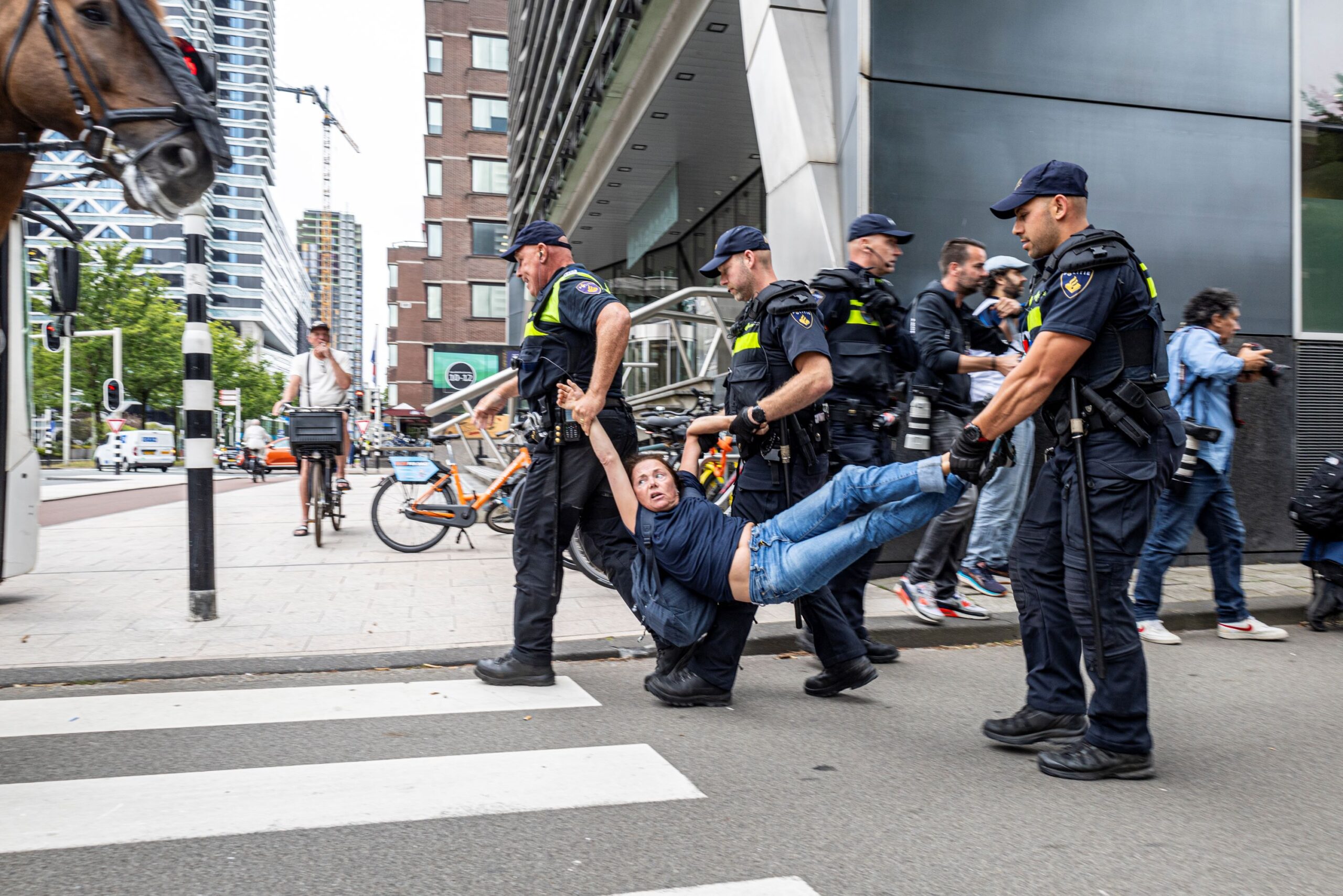 Politie maakt korte metten met protest Extinction Rebellion