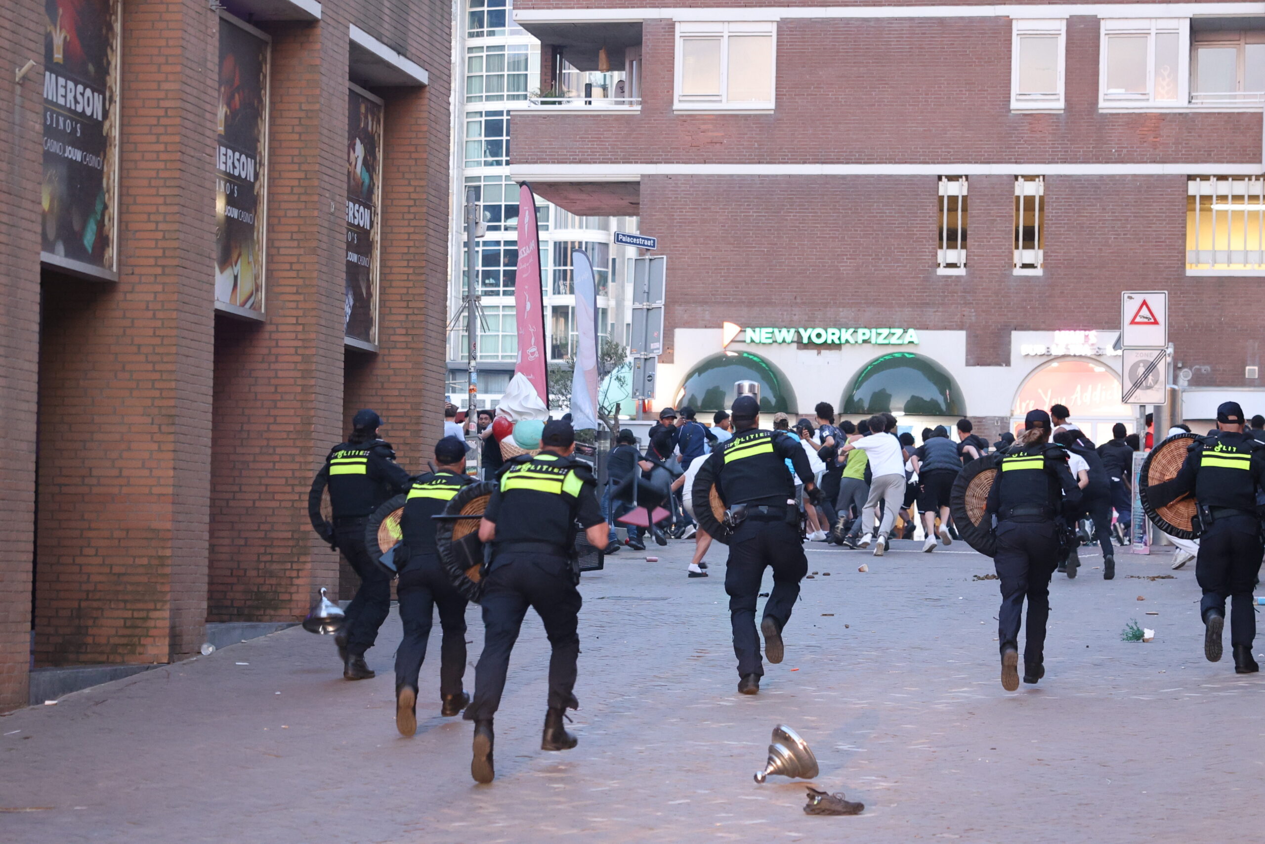 Eerste veroordeling voor geweld tegen politie bij rellen in Scheveningen
