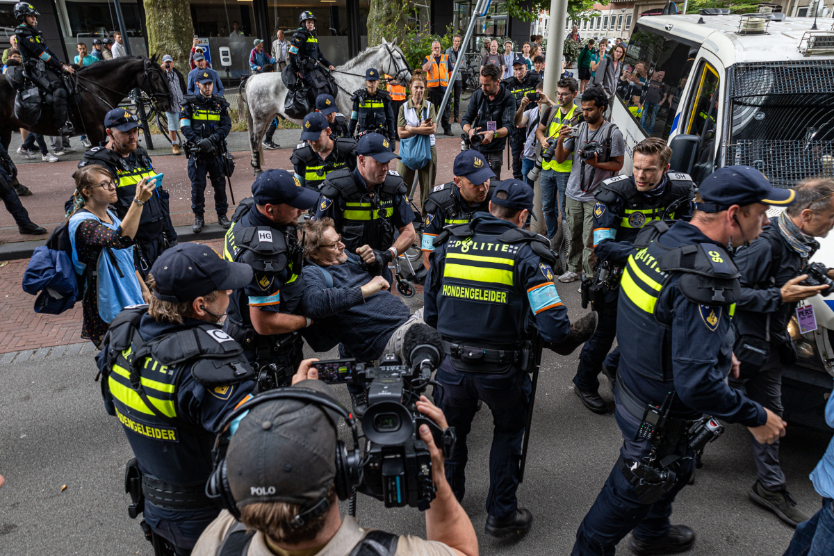 Demonstraties rond NAVO-top: Protestvlaggen waaien eensgezind tegen de wind in