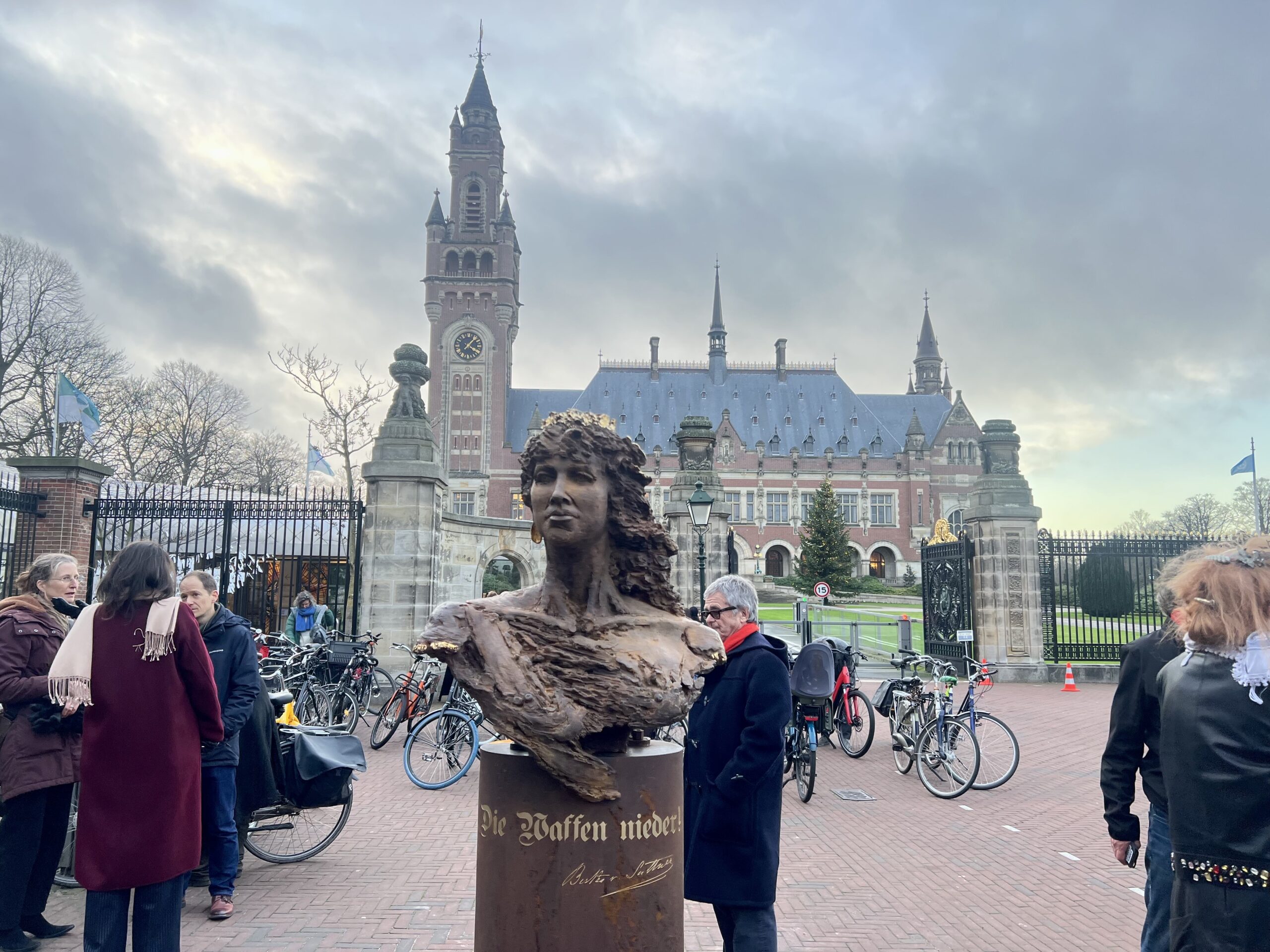 Beeld Bertha von Suttner staat nu voor het Vredespaleis 