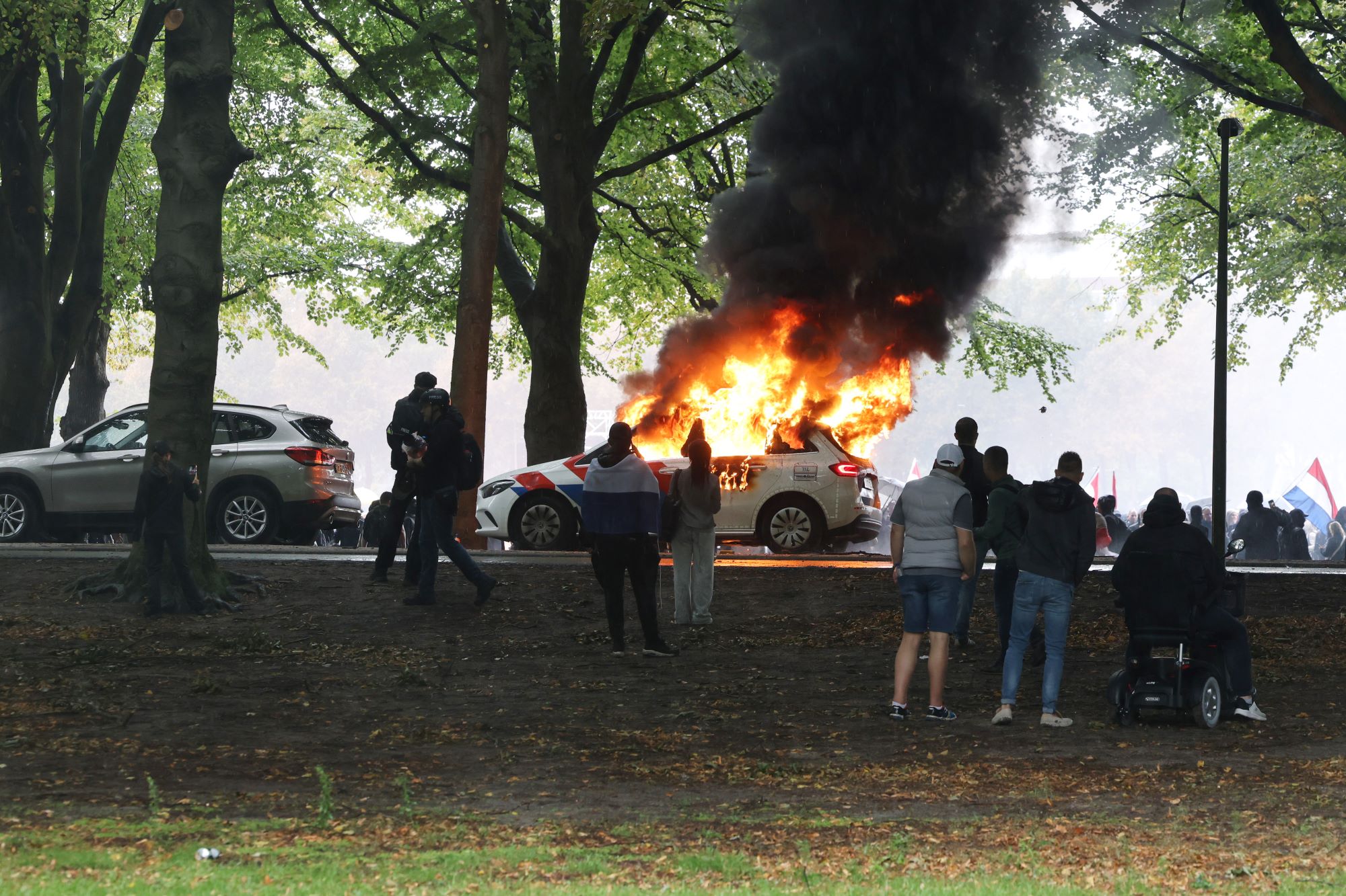Jaar cel geëist voor in brand steken politieauto op Malieveld