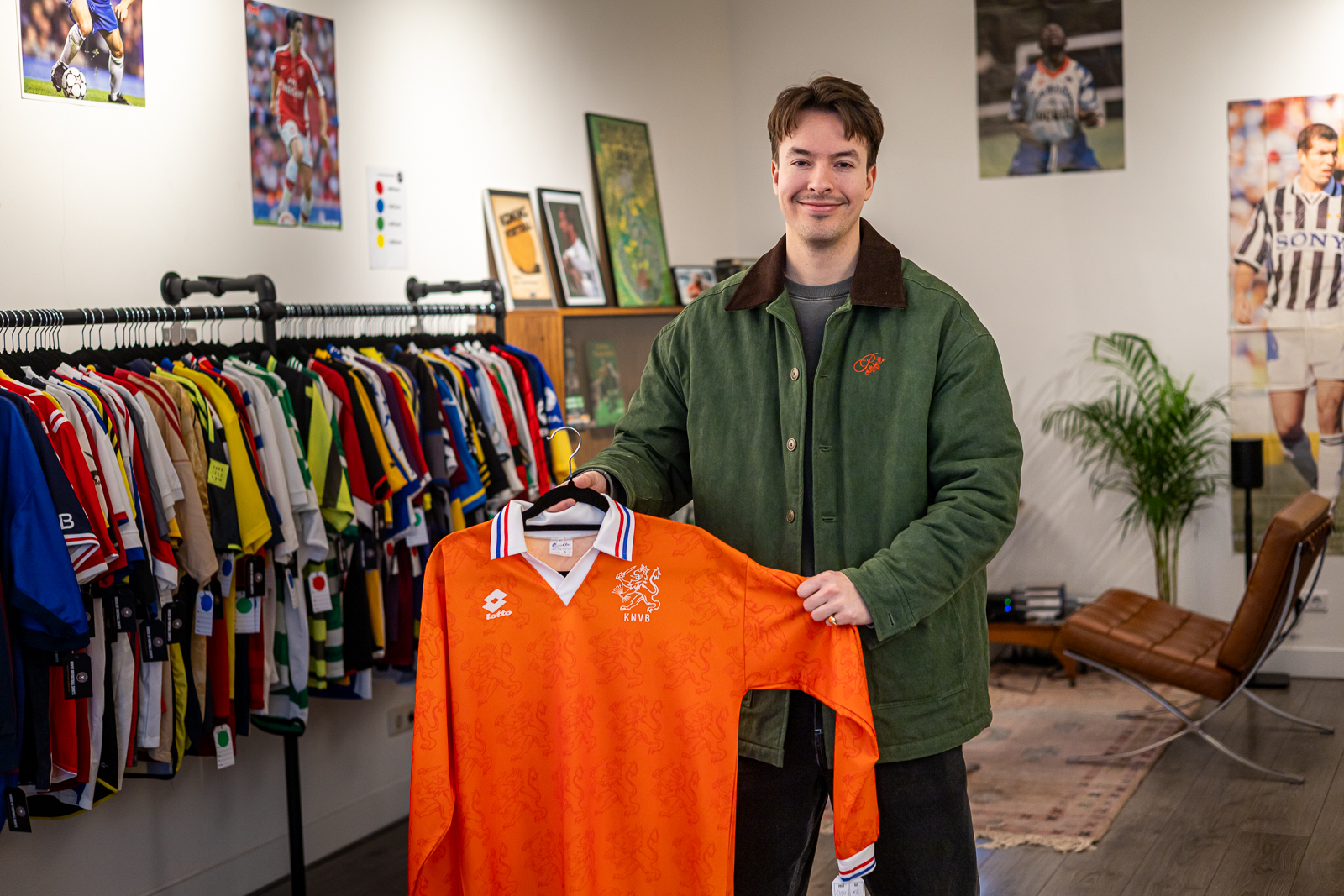 Tastbare voetbalnostalgie aan de Korte Poten: ‘Hoe gekker het shirt, hoe beter’