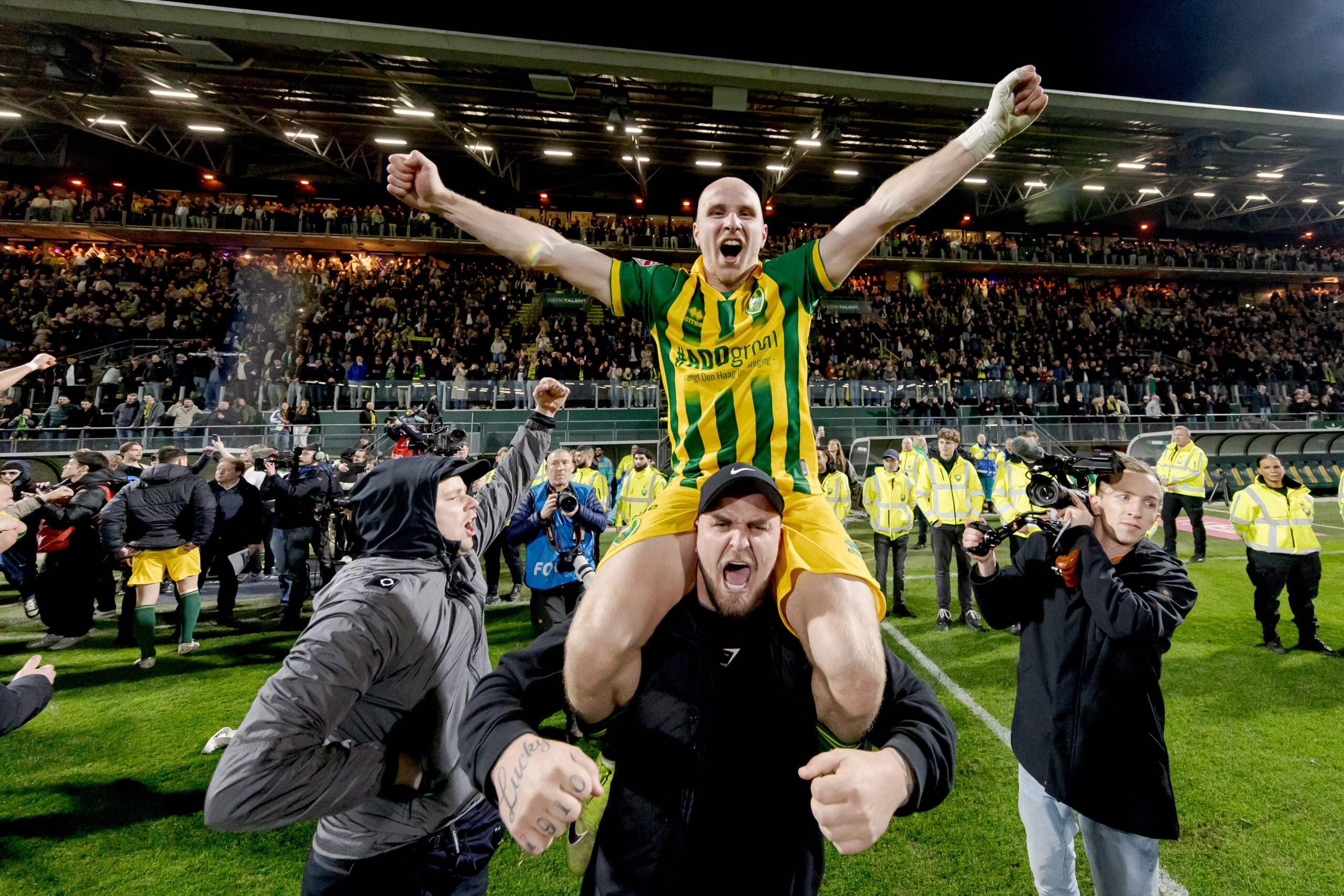 ADO keert terug in de eredivisie, uitzinnige taferelen op het veld