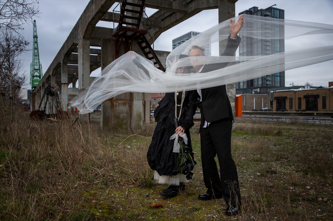 Bruiloft in de Binckhorst zet nieuwe stadswijk in spotlight: ‘We wilden geen clichébruiloft’